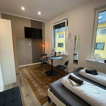 1 - Renovierte Am Rhein - Eigenes Bad, Kueche, Wifi Appartement *
